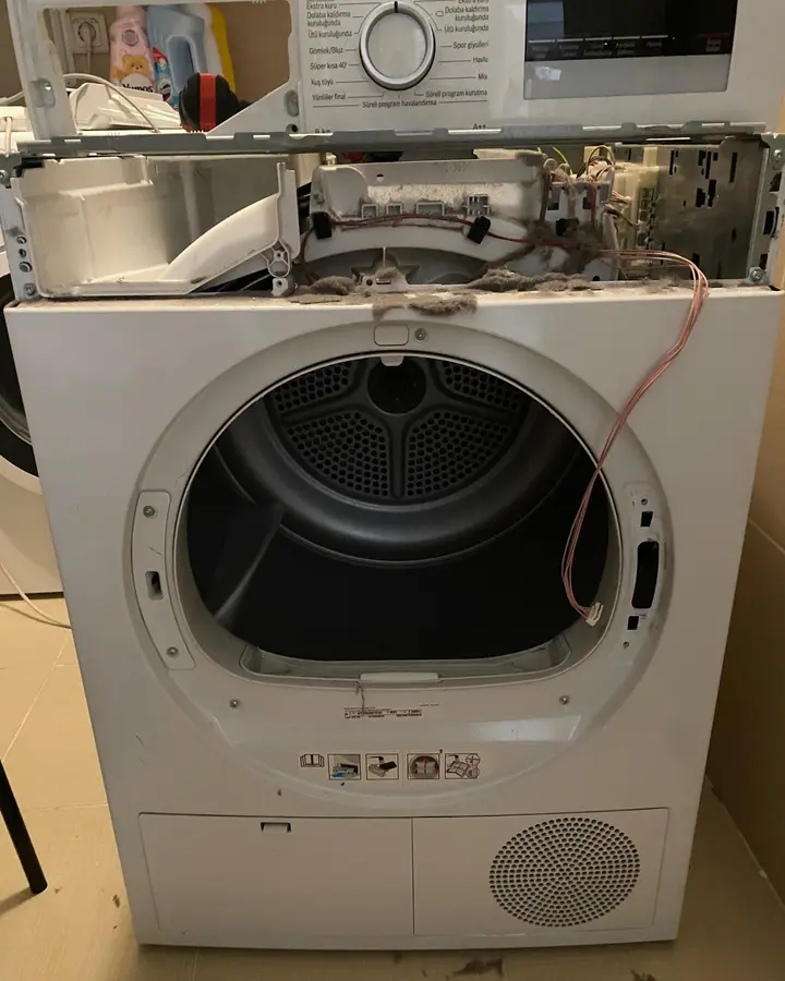 Ön paneli sökülmüş çamaşır kurutma makinesi